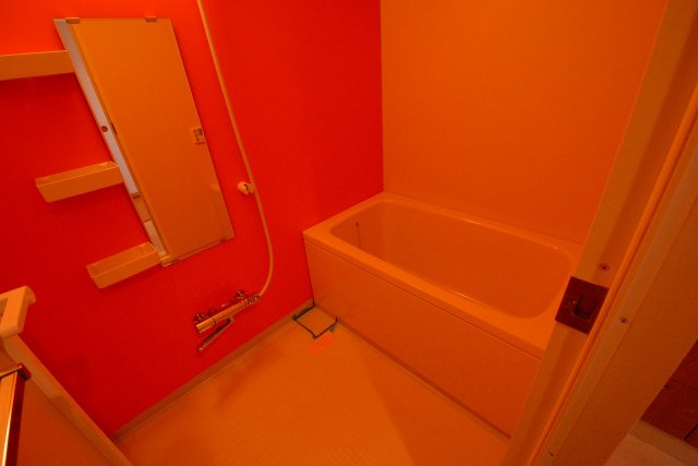 バス・シャワールーム　浴室乾燥・追い焚き機能付きです♪