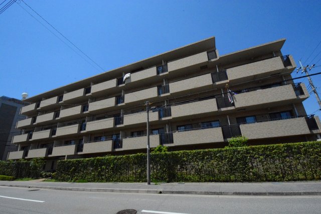 建物外観　安心のオートロック付き♪