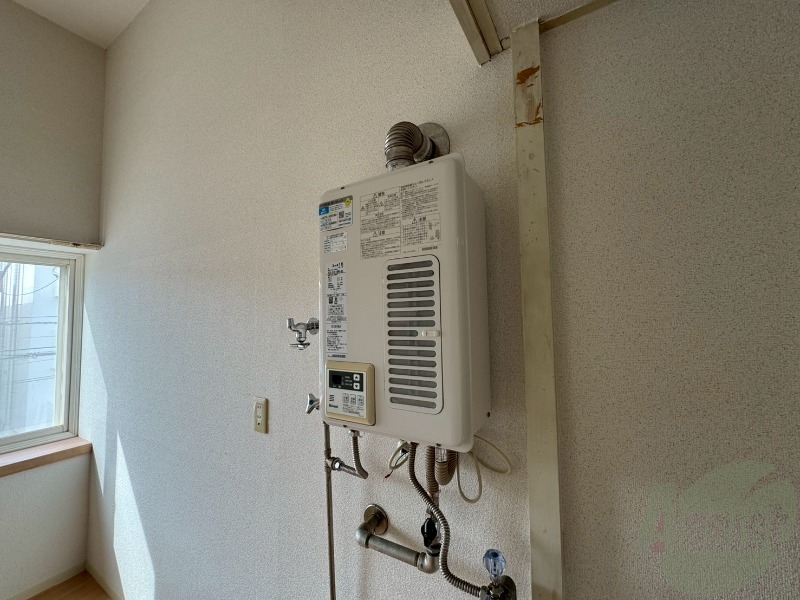 その他設備　給湯器は簡単操作で温度調整ができますよ。