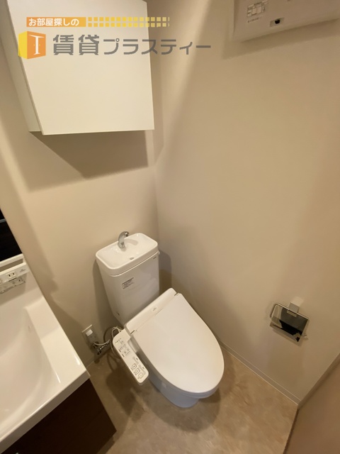 トイレ　上部の棚も嬉しい設備