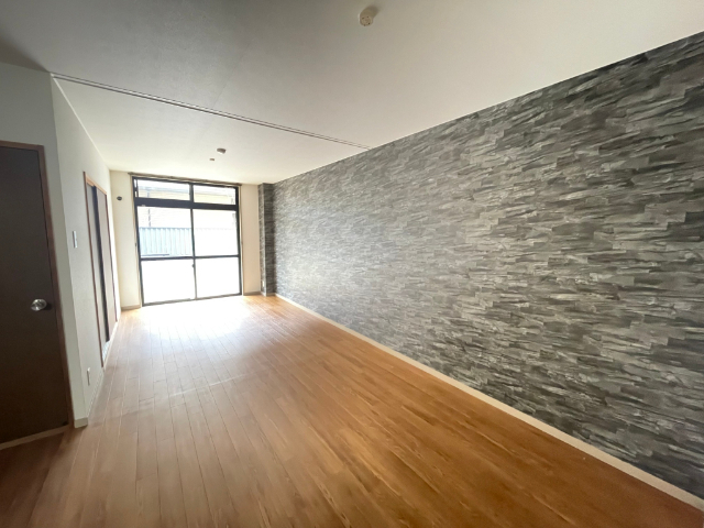 居室・リビング　アクセントクロスがお洒落な内装です