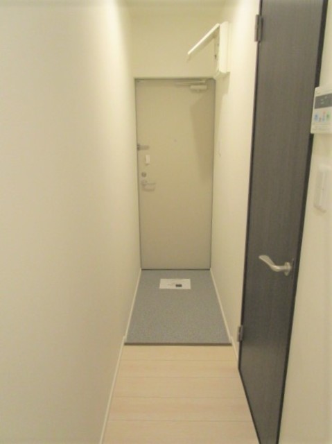 玄関　同物件の別の号室の写真です。