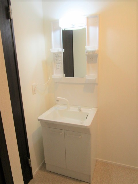洗面設備　同物件の別の号室の写真です。