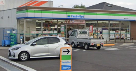 コンビニ　ファミリーマート（コンビニ）まで440m