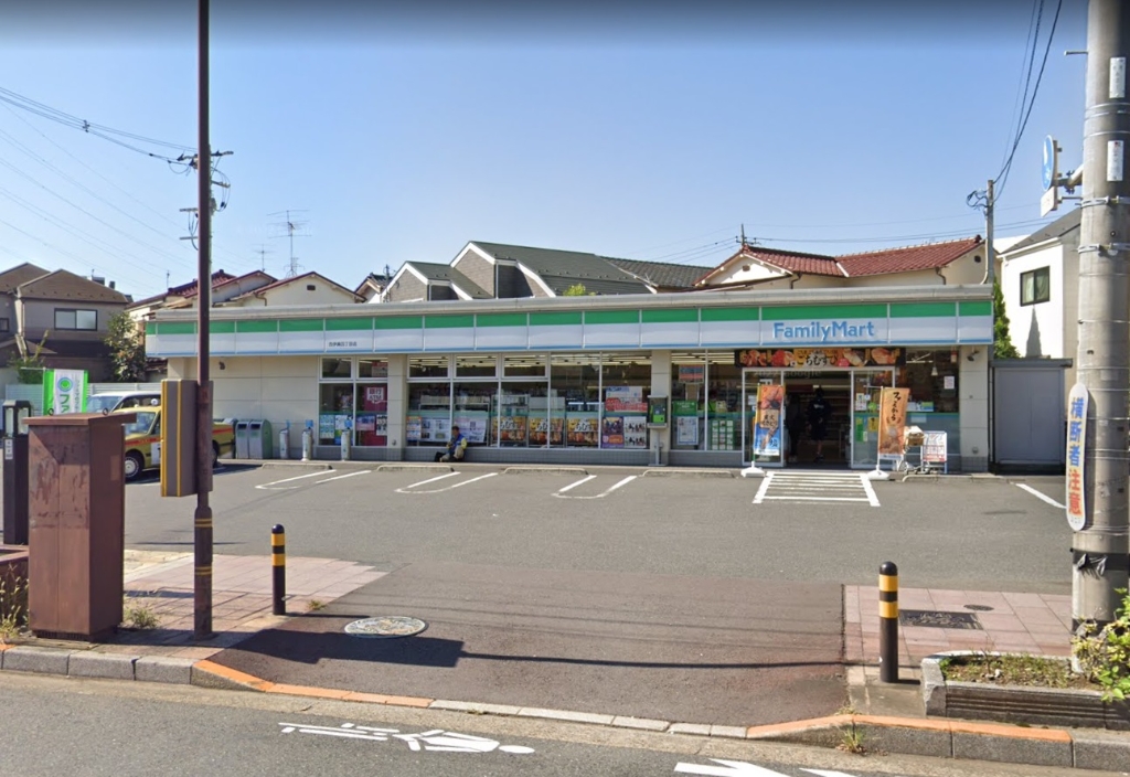 コンビニ　ファミリーマート 西伊興四丁目店（コンビニ）まで871m