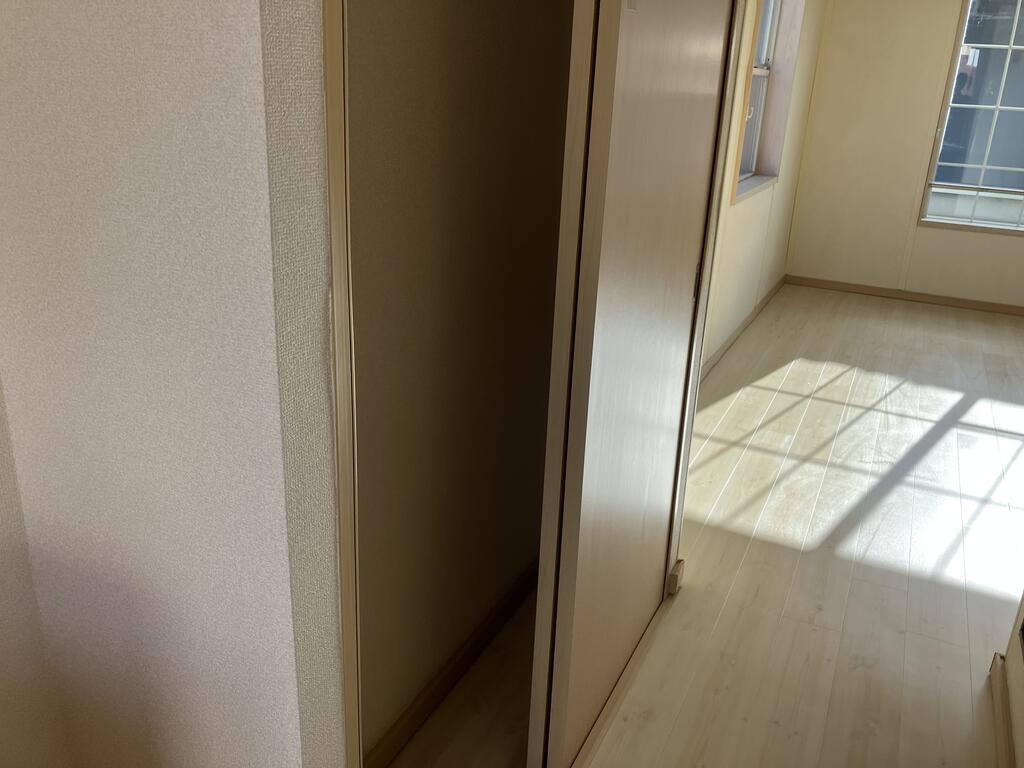 収納　玄関通路わきの収納。