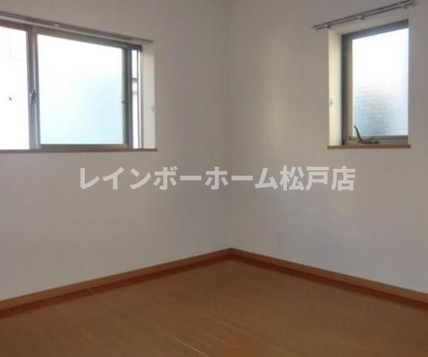 その他部屋・スペース　落ち着いた色調の寝室です