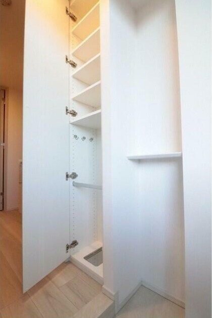 玄関　シューズボックスがあります