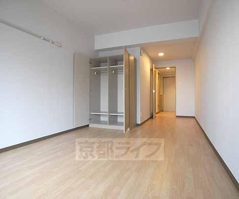 居室・リビング　広い室内。