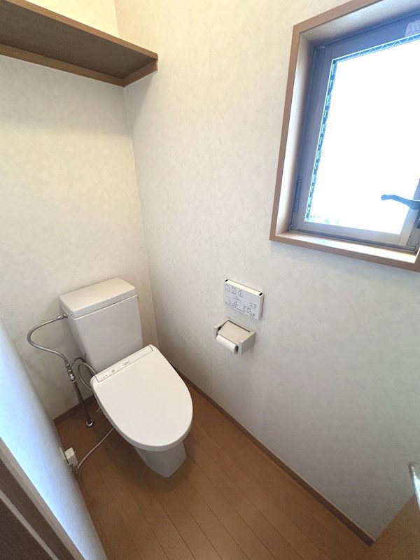 トイレ　温水洗浄暖房便座付きトイレが２ヶ所。節水はもちろんお手入れも