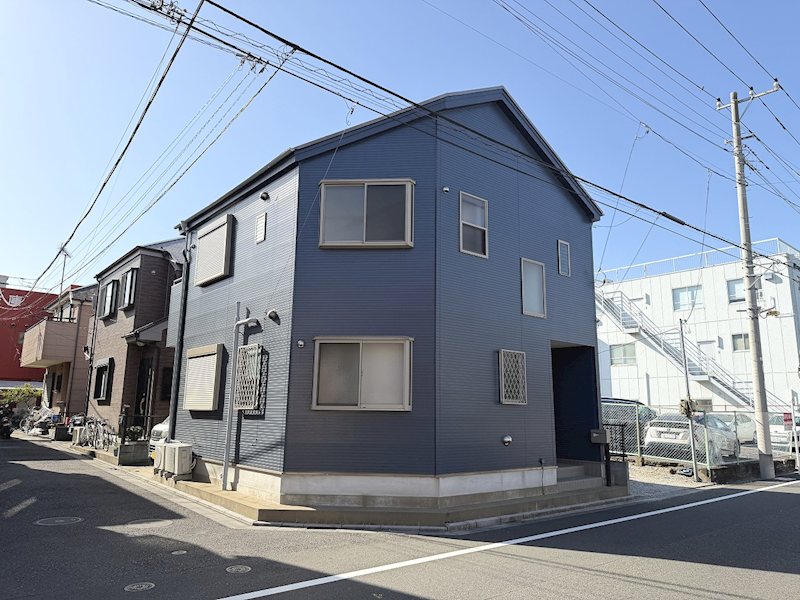 建物外観　角地につき陽当り良好！2005年築の木造２階建て