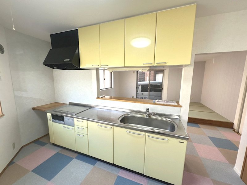 キッチン　リビングが見渡せる対面キッチン、小さなお子様がいるご家庭も安