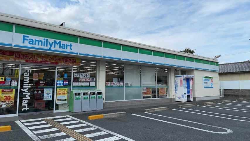 コンビニ　ファミリーマート（コンビニ）まで416m