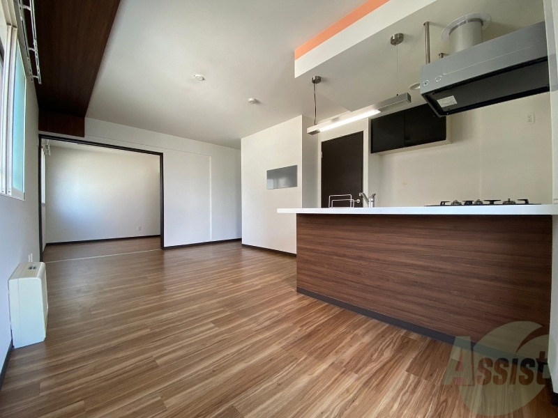 居室・リビング　リビングです。木目のフローリングが落ち着きますね。