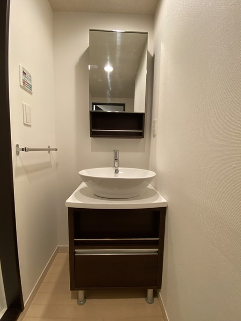 洗面設備　お洒落な洗面台です。