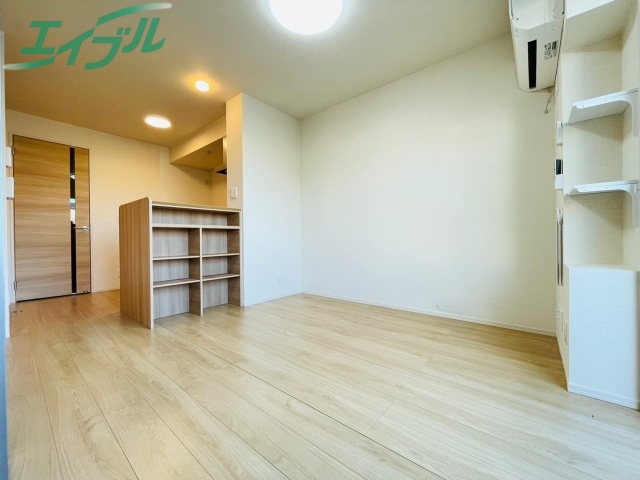 居室・リビング　同物件別室の画像です