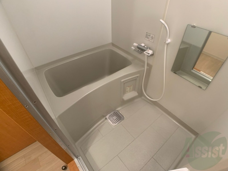 バス・シャワールーム　バスルームは狭すぎず、シャワーも浴びやすそうです。