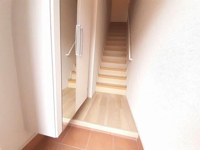 玄関　※別号室の写真です。