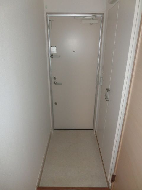 玄関　玄関は下駄箱付き