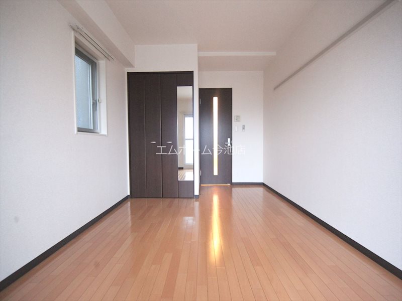 居室・リビング　洋室7.7帖　エアコン付　収納充実しています