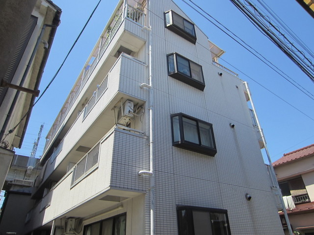 建物外観　白いタイル張りの綺麗な外観です。