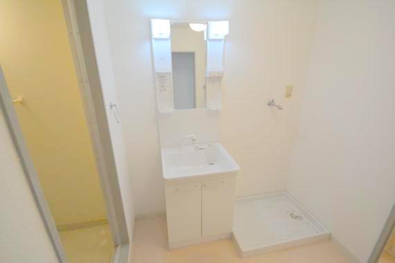 洗面設備　身支度が出来る独立洗面台です。