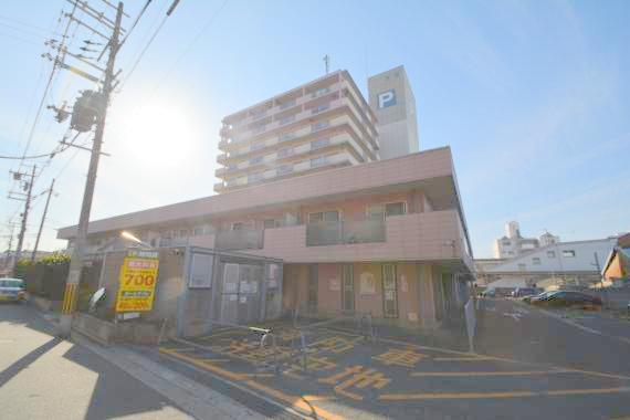 建物外観　存在感のある外観は落ちついた色合いで、堂々としていますね。