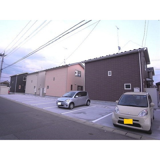 駐車場　並列２台込み無料