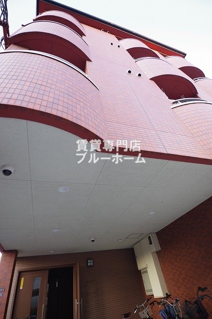 建物外観　鉄骨造4階建てのしっかりとした物件！