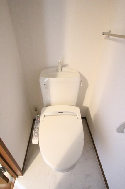 トイレ　１０７　温水洗浄暖房便座