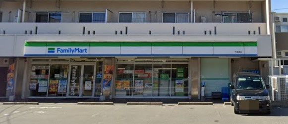 コンビニ　ファミリーマート 千成通店（コンビニ）まで134m