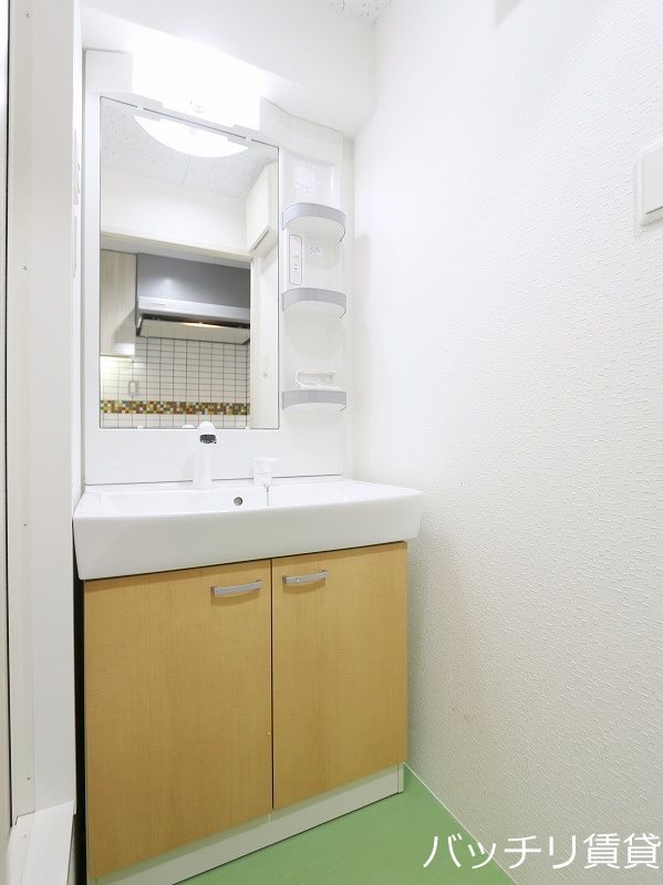 洗面設備　類似写真使用のため、現状優先。