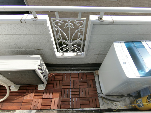 バルコニー　洗濯機付の明るいバルコニー