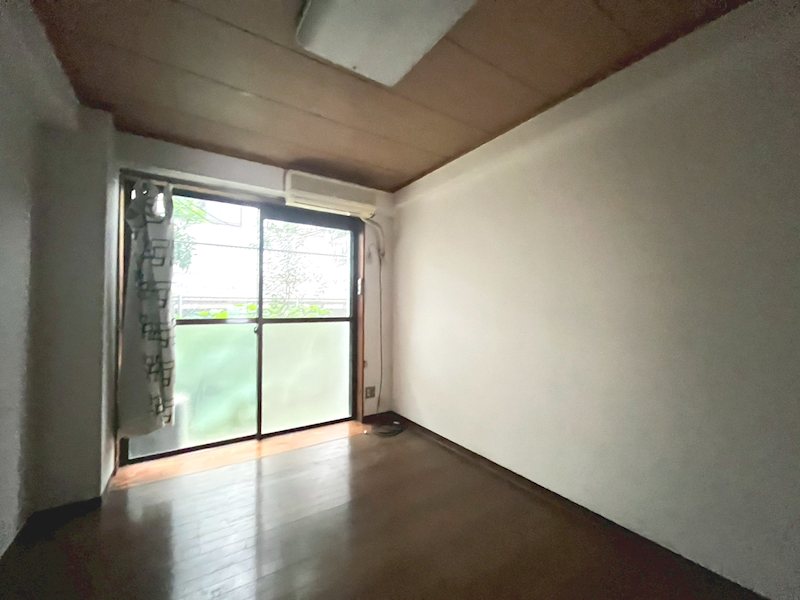 居室・リビング　エアコン付きの部屋です。