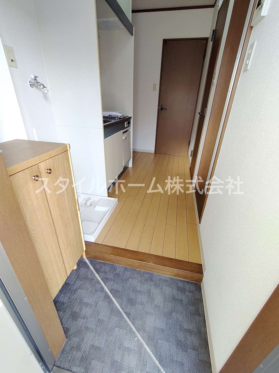 玄関　別部屋写真です。