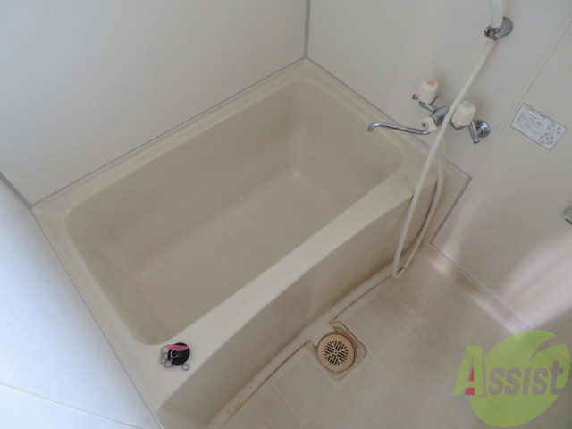 バス・シャワールーム　バスルームは狭すぎず、シャワーも浴びやすそうです。