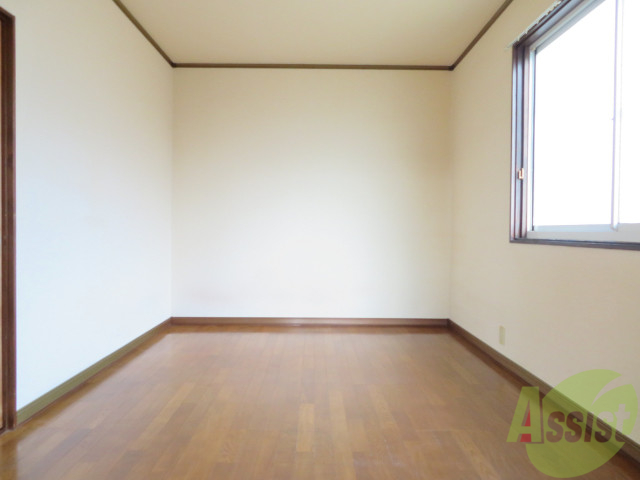 居室・リビング　６帖の洋室です。広々として、きれいですね。