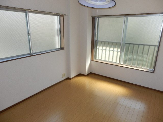 居室・リビング　2面採光の洋室