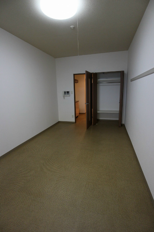 建物外観　10帖ある広い洋室