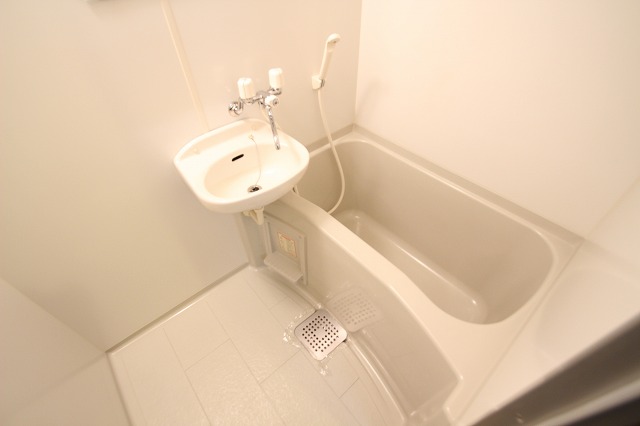 バス・シャワールーム　同物件、別号室のものです。