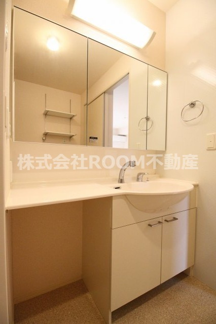 洗面設備　独立洗面化粧台が付いています