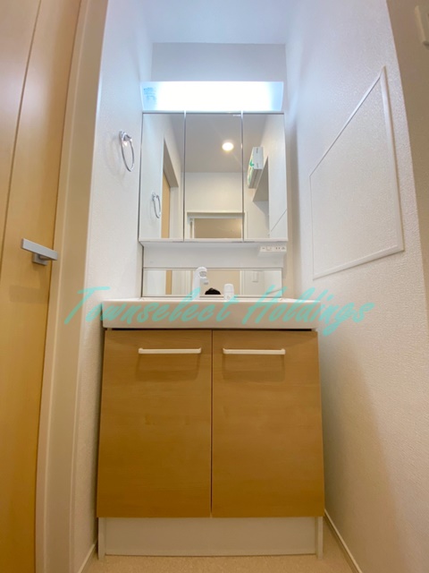 洗面設備　明るい洗面所です