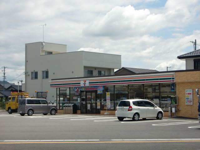 コンビニ　セブンイレブン（コンビニ）まで320m