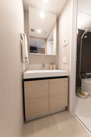 洗面設備　明るい洗面所です