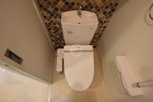 トイレ　サニーハウス天満橋　温水洗浄便座