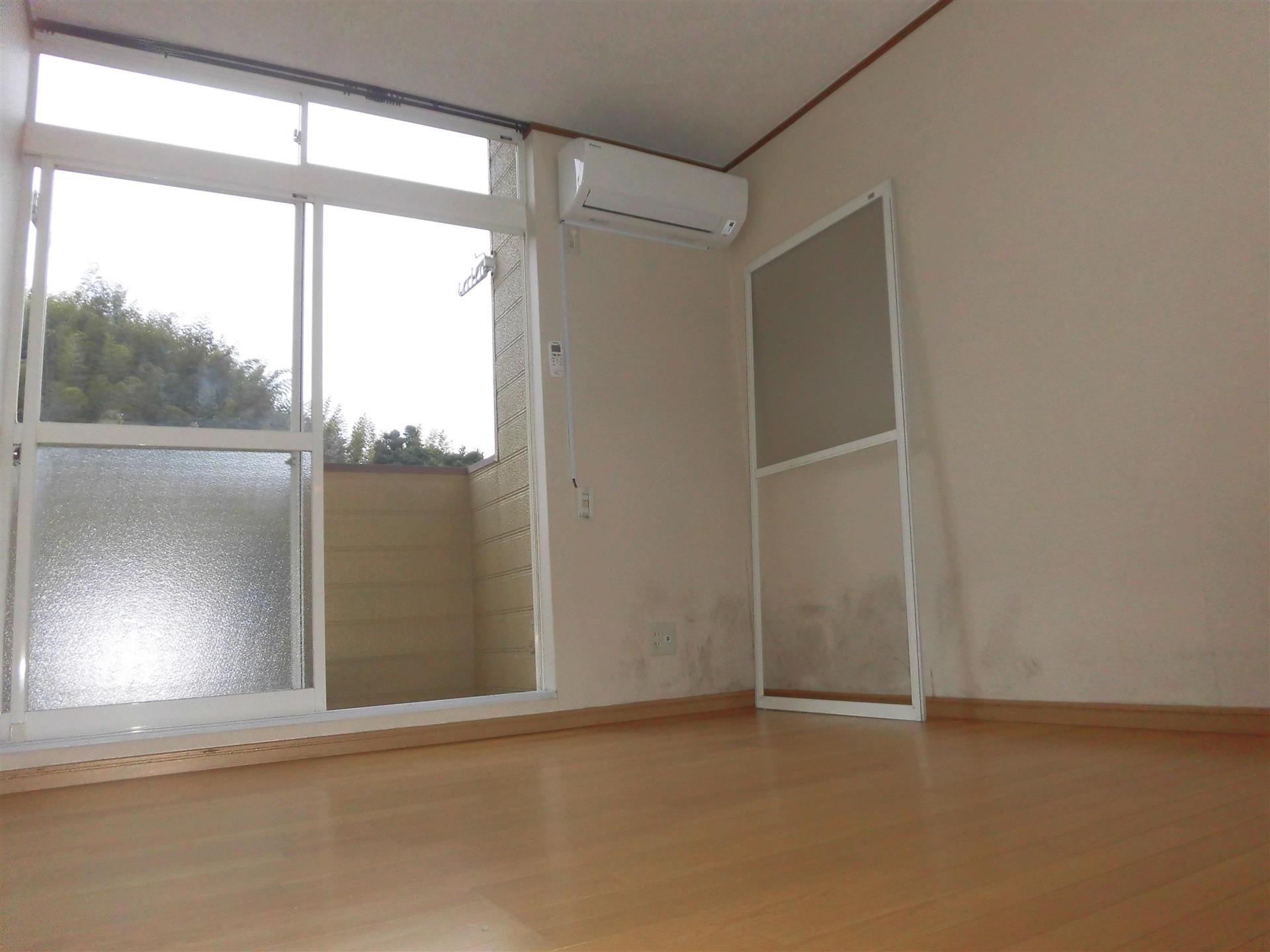 玄関　リビングにはエアコン付き