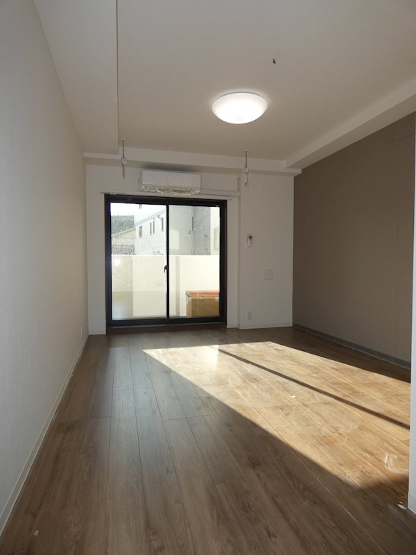 居室・リビング　室内写真は類似タイプ別号室です