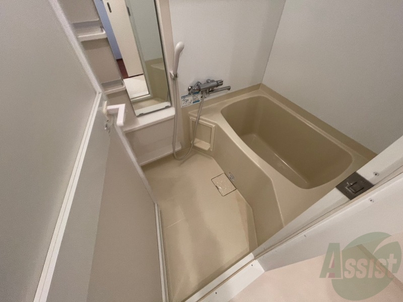 バス・シャワールーム　バスルームは狭すぎず、シャワーも浴びやすそうです。