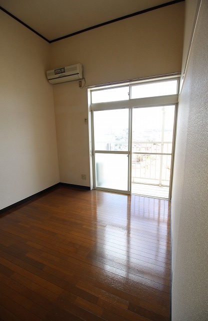 居室・リビング　別の部屋の写真です