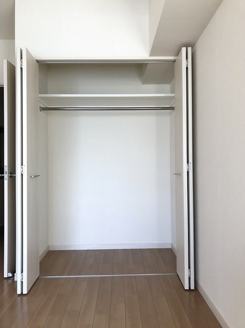 収納　ハンガーパイプ付きクローゼット